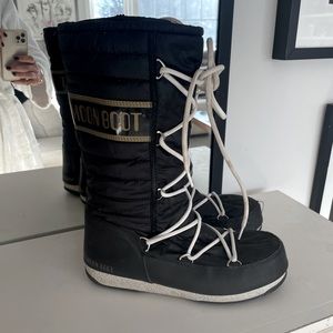 Moon Boots. Black. Worn one session maybe 5/6 times. Excellent condition.